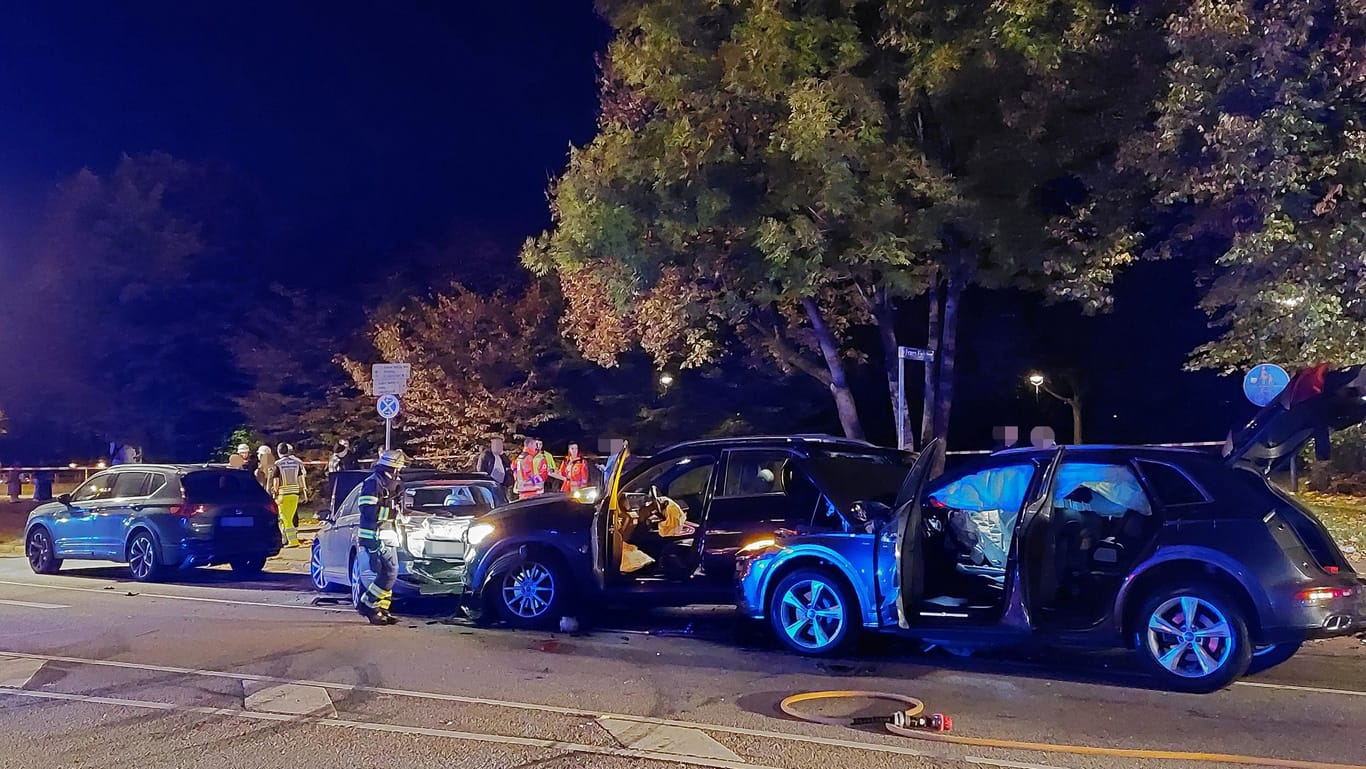 Die zerstörten Autos: Insgesamt waren vier Fahrzeuge an dem Unfall beteiligt.