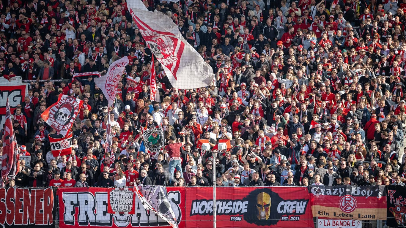 Fans von Rot-Weiss Essen: Sie sind Opfer einer Zugattacke geworden.