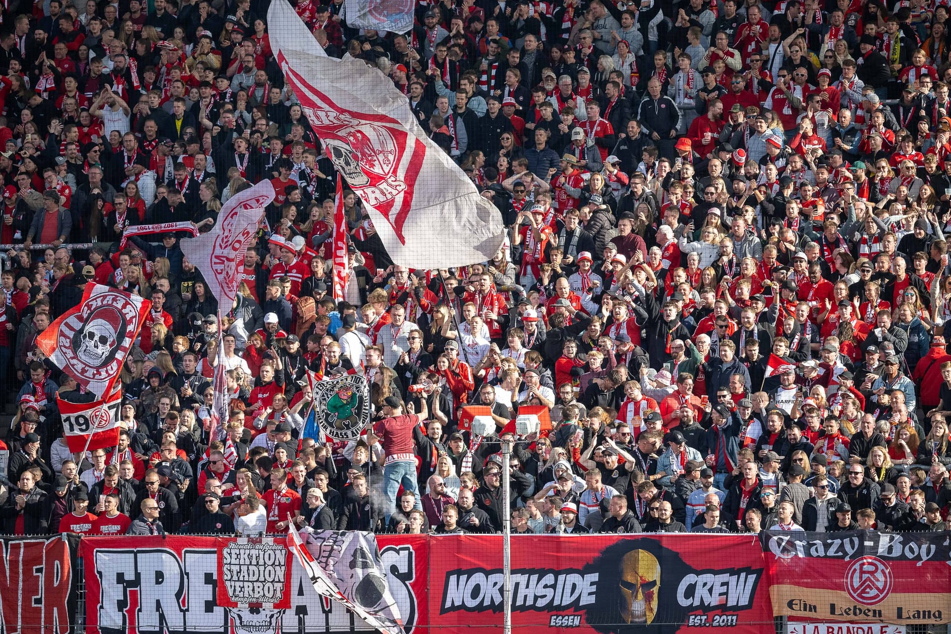 Fans von Rot-Weiss Essen: Sie sind Opfer einer Zugattacke geworden.