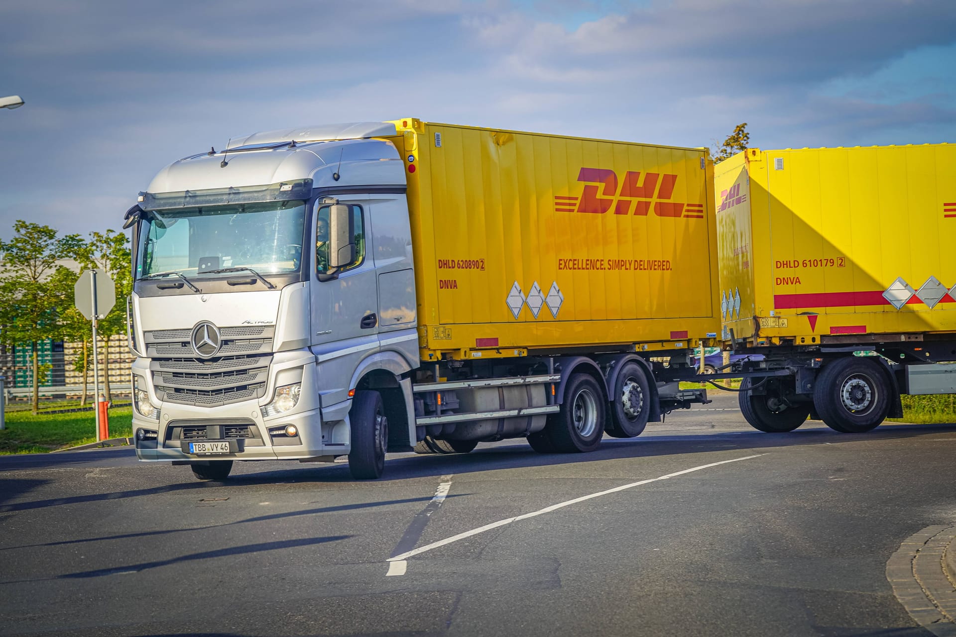 DHL-Truck (Symbolbild): In Sachsen war der Fahrer laut Polizei wohl kurz vor dem Unfall kollabiert.