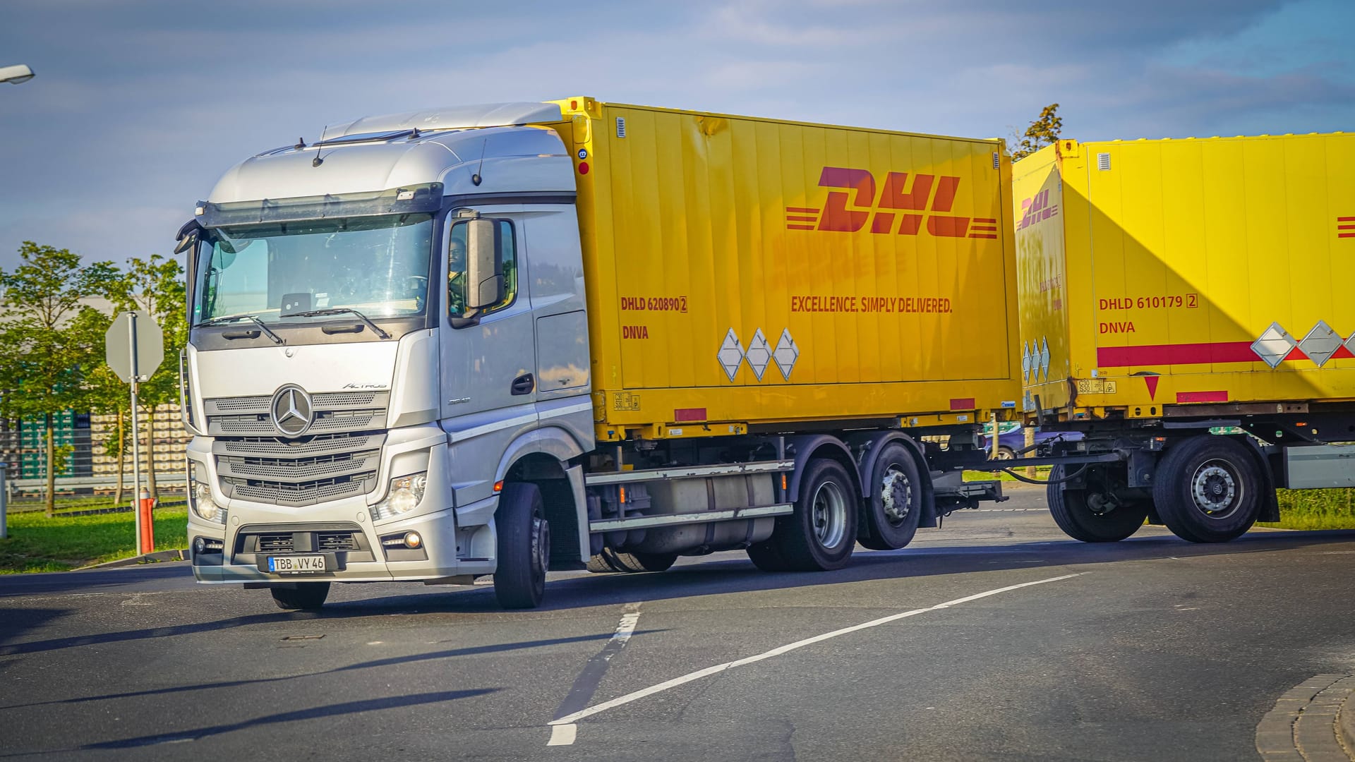 DHL-Truck (Symbolbild): In Sachsen war der Fahrer laut Polizei wohl kurz vor dem Unfall kollabiert.