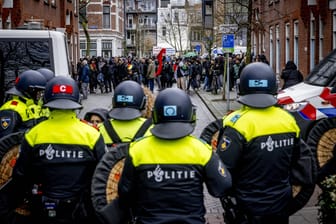 Niederländische Polizisten bei einer Demonstration in Rotterdam (Archiv): Die Daten der Beamten wurden von einem fremden Land erbeutet.