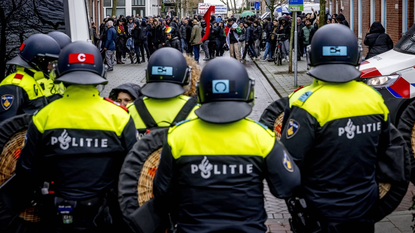 Niederländische Polizisten bei einer Demonstration in Rotterdam (Archiv): Die Daten der Beamten wurden von einem fremden Land erbeutet.