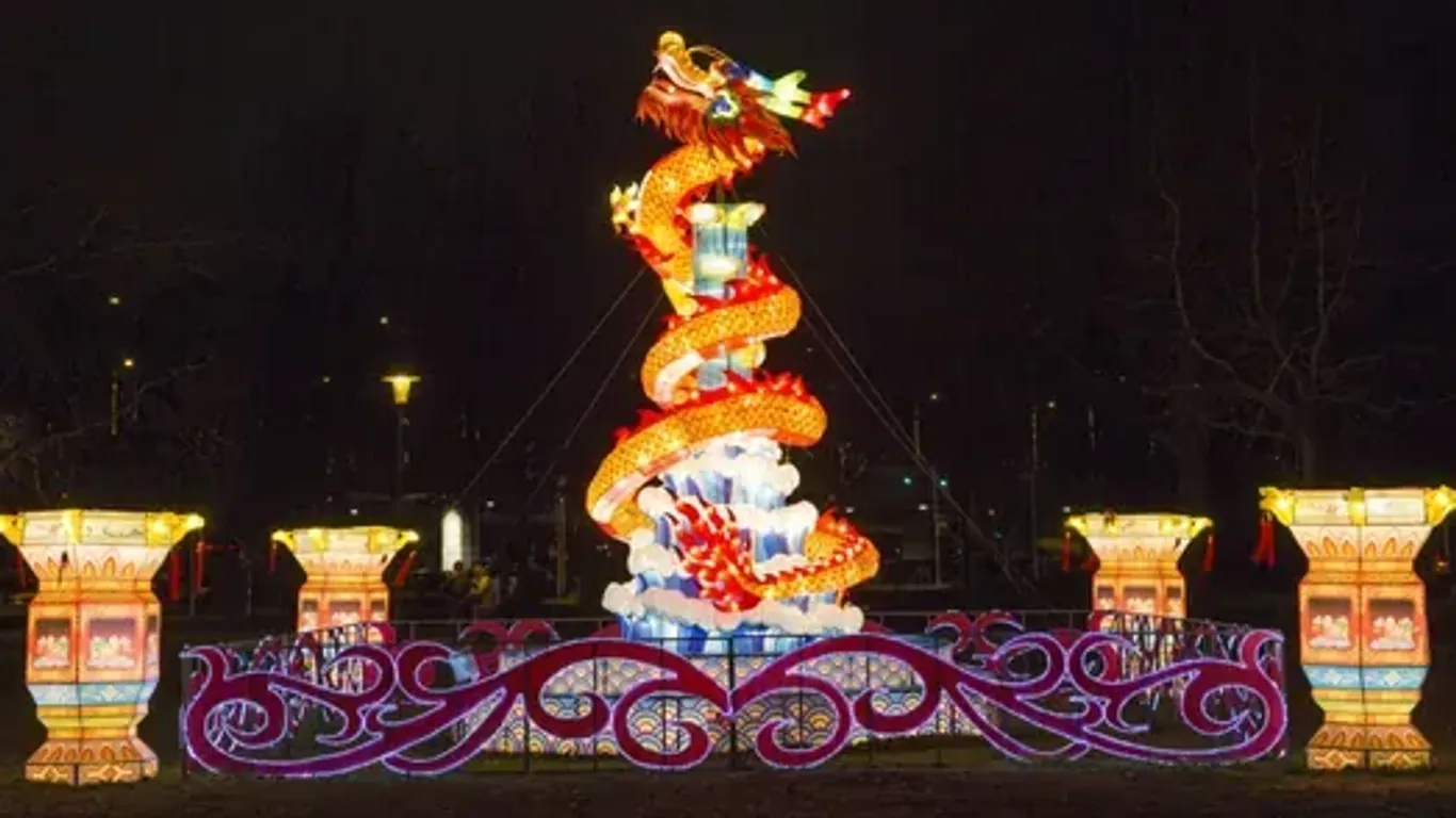 Blickfang (Archivbild): Der chinesische Drache am Haupteingang des Kölner Zoos.