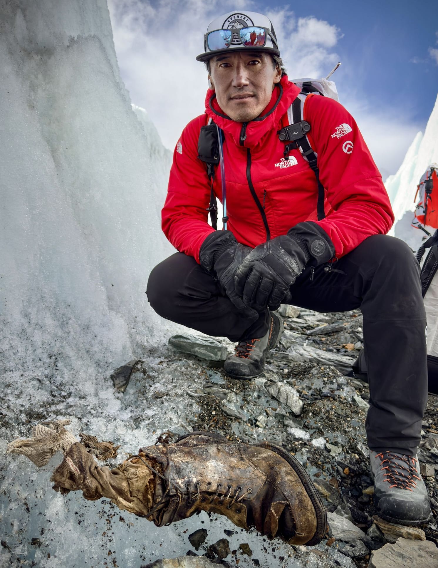 Der Regisseur, Fotograf und professionelle Bergsteiger Jimmy Chin mit dem Fund: Bis heute wird darüber spekuliert, ob dem Briten Andrew Comyn Irvine vor 100 Jahren zusammen mit seinem damals berühmten Bergsteiger-Kollegen George Mallory die Erstbesteigung des Mount Everest gelang.