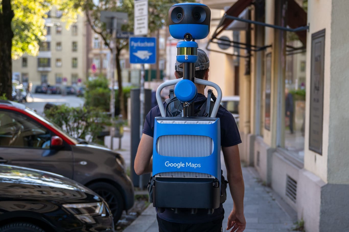 Mann mit Google-Maps-Rucksack