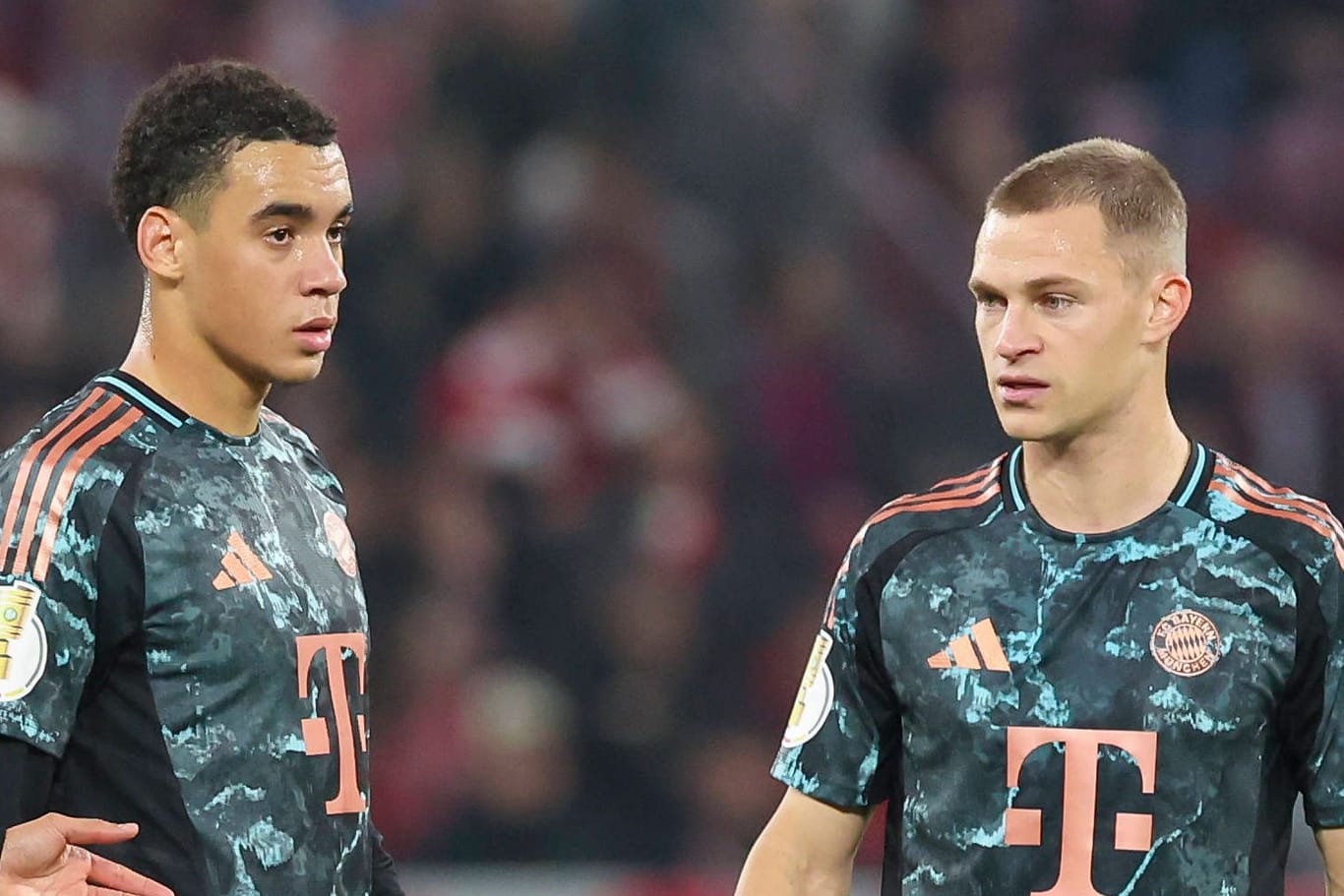 Jamal Musiala (links) und Joshua Kimmich: Die Verträge der beiden Bayern-Stars laufen im Sommer aus.