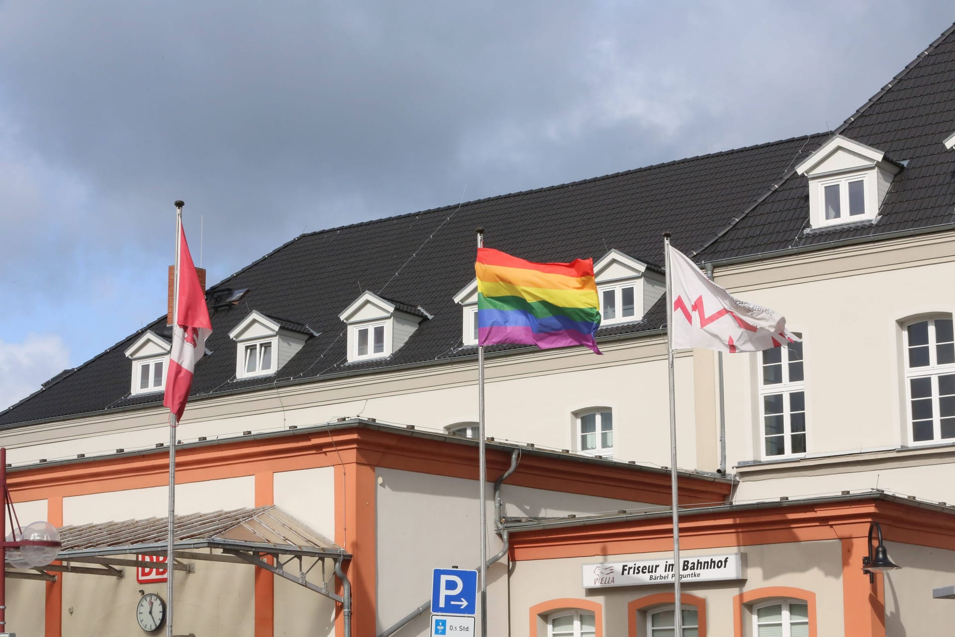 Die Regenbogenflagge vor dem Hauptbahnhof in Neubrandenburg: Um die Flagge war ein handfester Streit in der Stadt entbrannt.