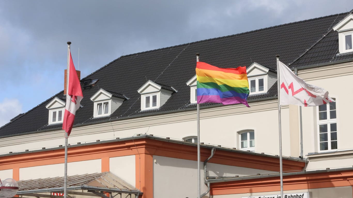 Die Regenbogenflagge vor dem Hauptbahnhof in Neubrandenburg: Um die Flagge war ein handfester Streit in der Stadt entbrannt.