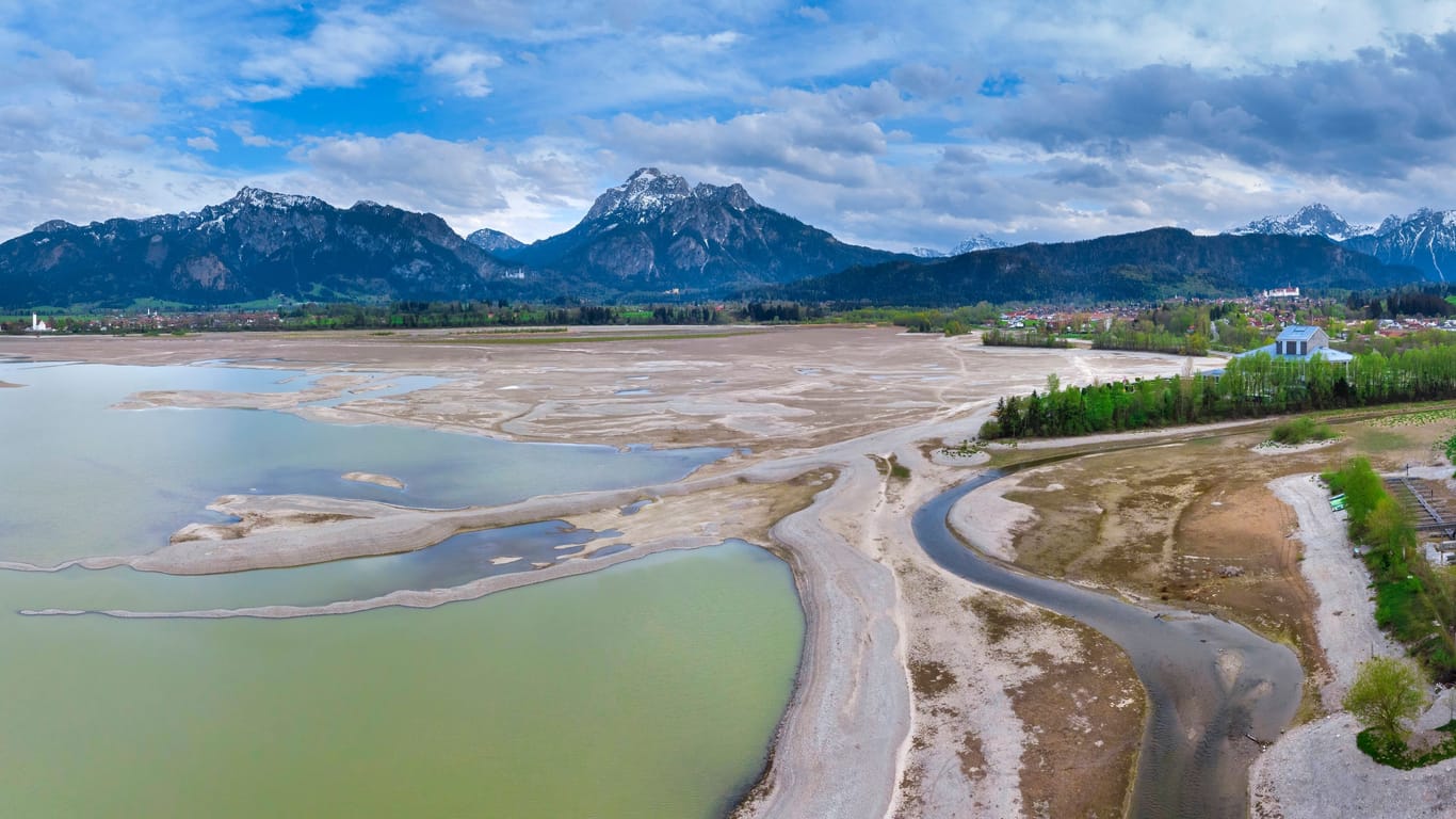 Der Forggensee (Archivbild): Jedes Jahr ab Oktober wird das Wasser in Deutschlands größtem Stausee abgelassen.