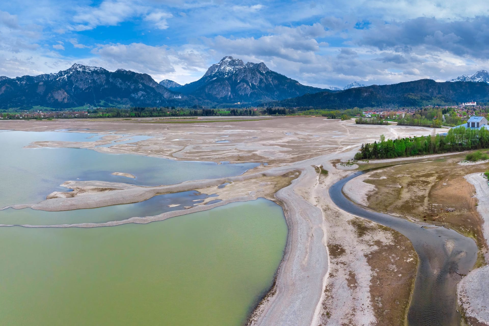 Der Forggensee (Archivbild): Jedes Jahr ab Oktober wird das Wasser in Deutschlands größtem Stausee abgelassen.