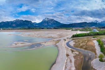 Der Forggensee (Archivbild): Jedes Jahr ab Oktober wird das Wasser in Deutschlands größtem Stausee abgelassen.