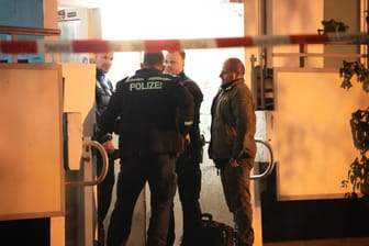 Polizisten an der Sanddornstraße am Abend.