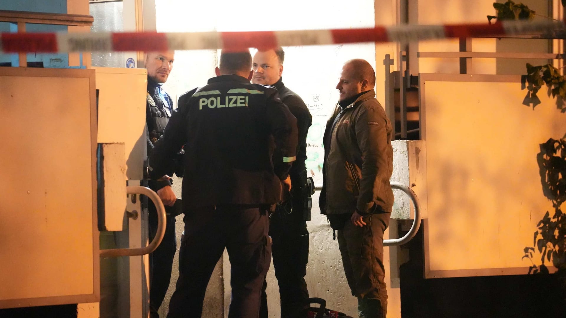 Polizisten an der Sanddornstraße am Abend.