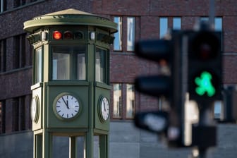 Ein Nachbau des Ampelturms steht am Potsdamer Platz. Im Vordergrund zeigt eine moderne Ampel für die Fußgänger grün. Der Turm wurde 1924 errichtet und war eine der ersten Lichtanlagen zur Verkehrsregelung in Europa. (Archivbild)