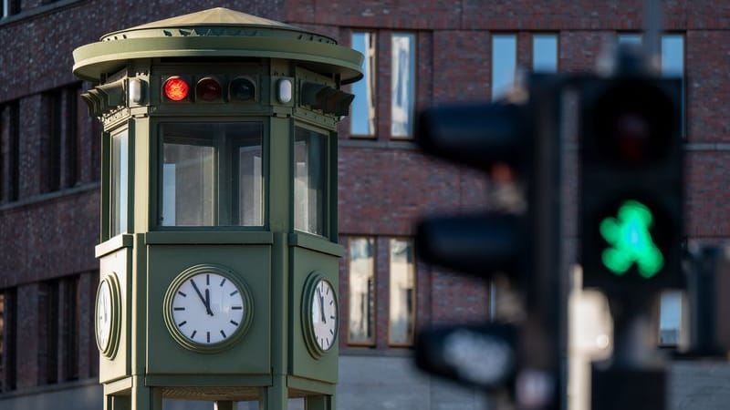 Ein Nachbau des Ampelturms steht am Potsdamer Platz. Im Vordergrund zeigt eine moderne Ampel für die Fußgänger grün. Der Turm wurde 1924 errichtet und war eine der ersten Lichtanlagen zur Verkehrsregelung in Europa. (Archivbild)