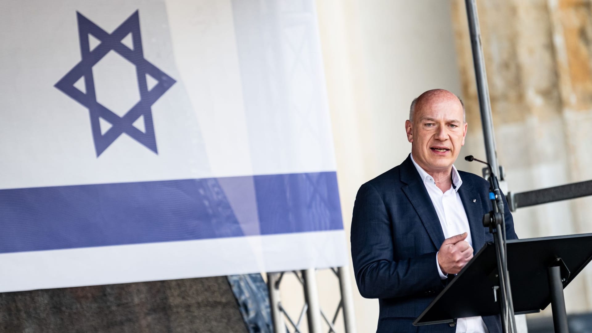 ARCHIV - 08.10.2023, Berlin: Kai Wegner (CDU), Regierender Bürgermeister von Berlin, spricht auf einer Solidaritätsdemo für Israel auf dem Pariser Platz am Brandenburger Tor. (zu dpa: «Wegner: Bedrohung durch islamistischen Terrorismus ist groß»)