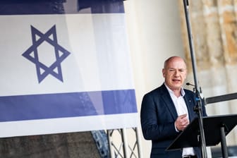 ARCHIV - 08.10.2023, Berlin: Kai Wegner (CDU), Regierender Bürgermeister von Berlin, spricht auf einer Solidaritätsdemo für Israel auf dem Pariser Platz am Brandenburger Tor. (zu dpa: «Wegner: Bedrohung durch islamistischen Terrorismus ist groß»)