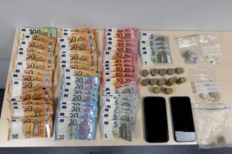 Geld und Rauschgift wurden beschlagnahmt: Die Polizei konnte einen Drogendealer dingfest machen.