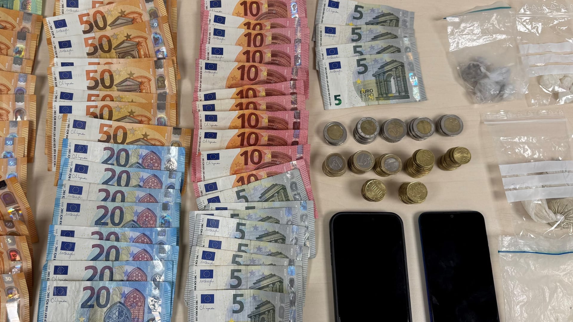 Geld und Rauschgift wurden beschlagnahmt: Die Polizei konnte einen Drogendealer dingfest machen.