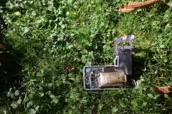 Das zerstörte Handy liegt auf der Wiese vor dem Wohngebäude: Die Feuerwehr rückte an.