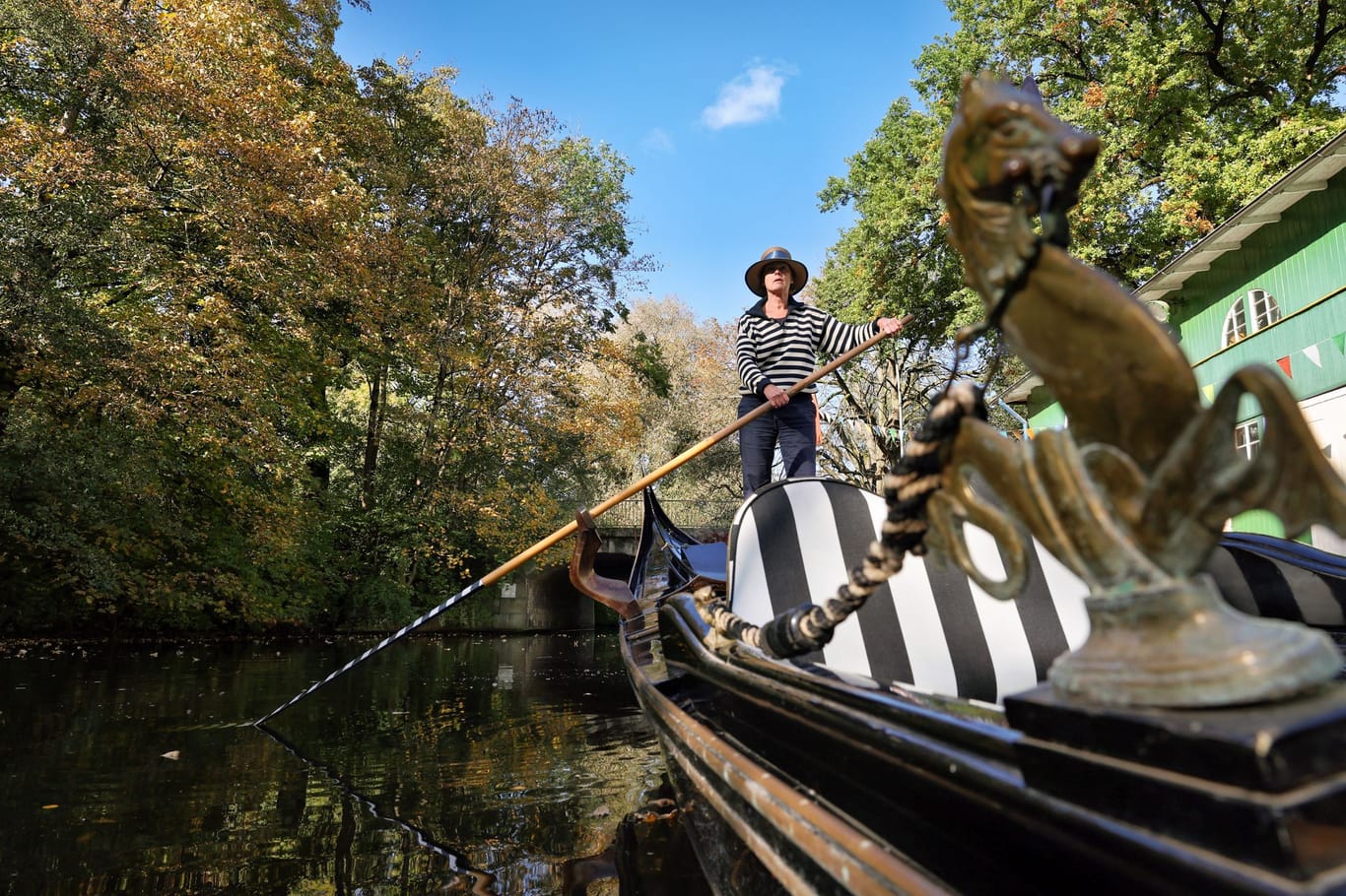 Deutschlands wohl einzige Gondoliera: Ina Mierig, rudert mit ihrer original venezianischen Gondel auf der Alster in Hamburg.