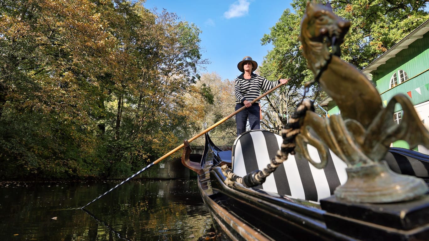 Deutschlands wohl einzige Gondoliera: Ina Mierig, rudert mit ihrer original venezianischen Gondel auf der Alster in Hamburg.