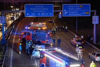 Einsatzkräfte an der Unfallstelle: Die Polizei geht davon aus, dass keine anderen Autos an dem Unfall beteiligt waren.