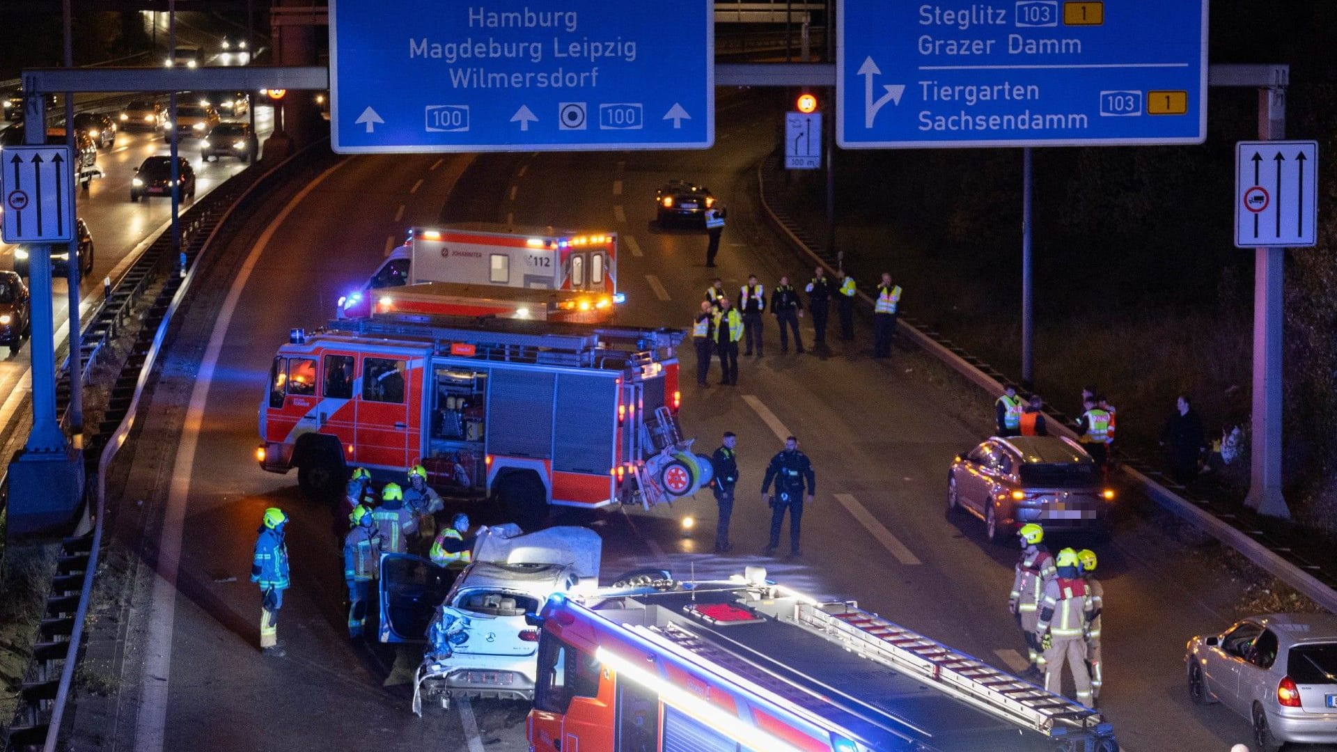 Einsatzkräfte an der Unfallstelle: Ein am Rennen beteiligter SUV entkam unerkannt.