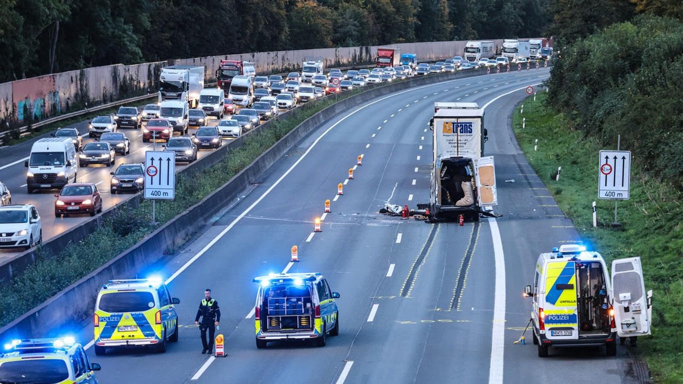 Die A1 wurde nach dem schweren Unfall abgesperrt: Es bildeten sich lange Staus.