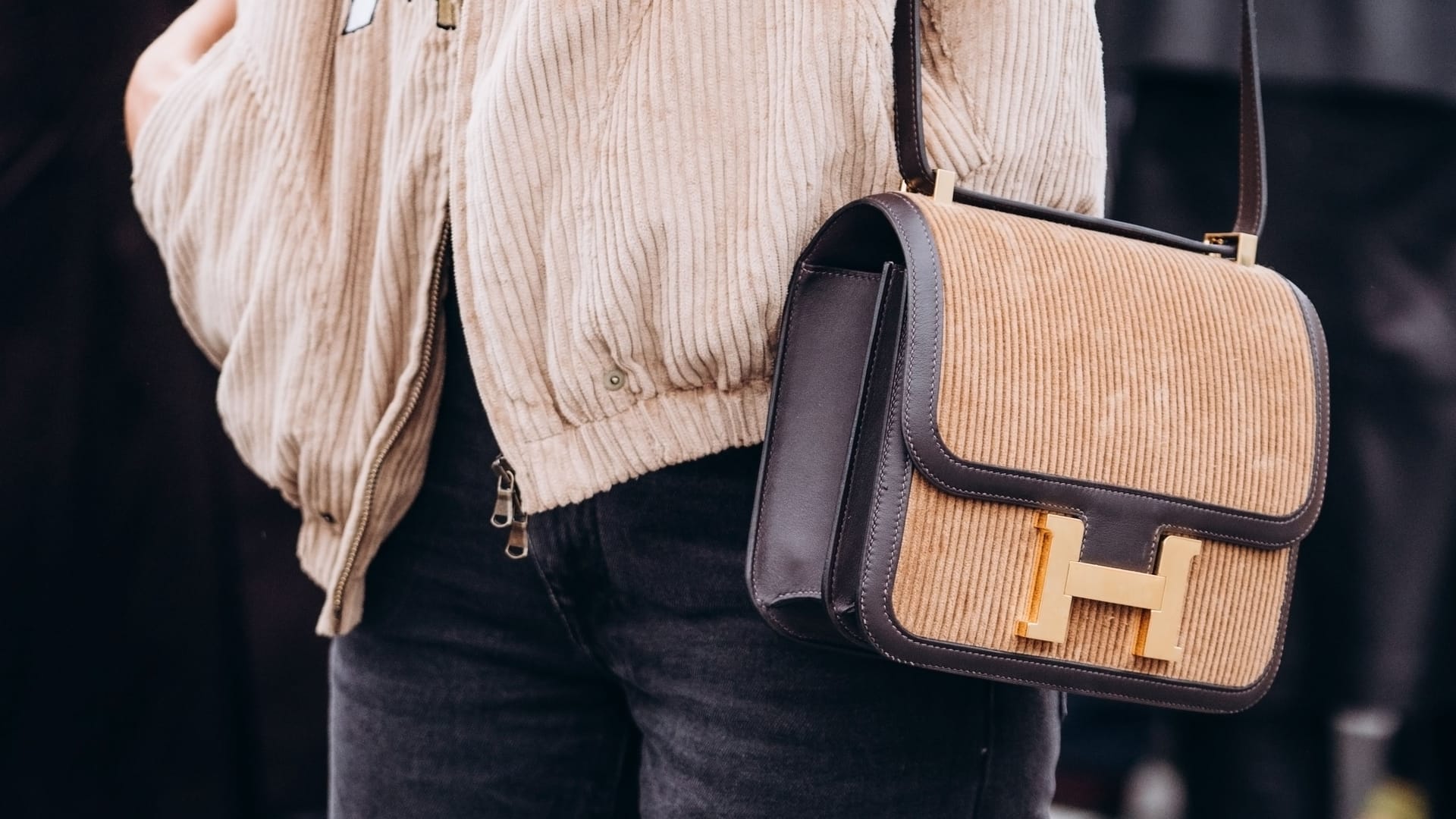 Eine Frau trägt eine Handtasche der Marke Hermès (Symbolbild): Zu dem Diebstahl kam es in einer Eisdiele in einem Einkaufszentrum.