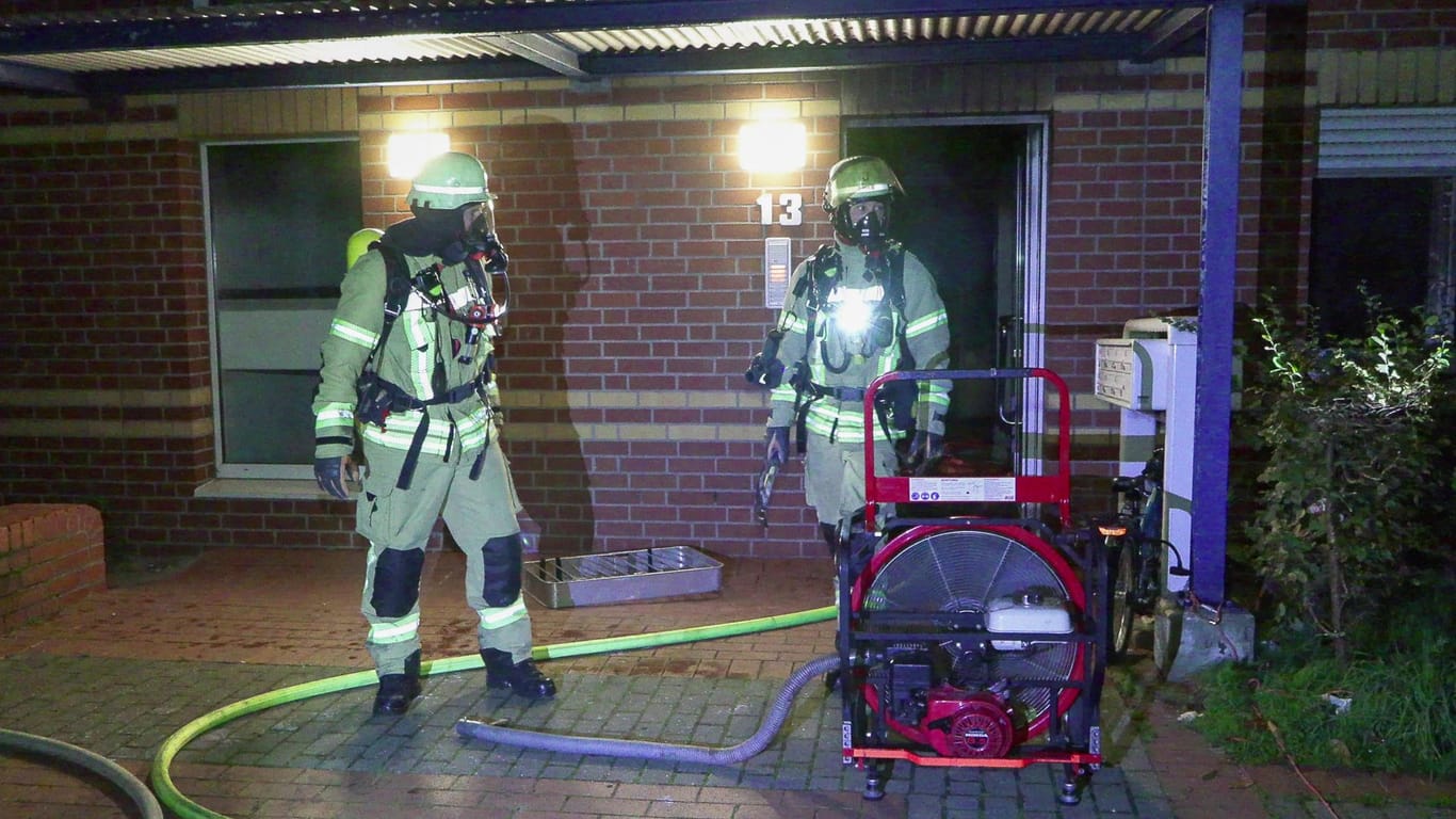 Der Feuerwehrleitstelle wurde um kurz vor halb drei in den Morgenstunden ein Wohnungsbrand in einem Gebäude auf dem Volkardeyer Weg gemeldet. Daraufhin wurde umgehend der zuständige Löschzug Flughafenstraße und Münsterstraße alarmiert. Bei Eintreffen der Feuerwehrkräfte an der Einsatzstelle waren mehrere Bewohner bereits vor dem Gebäude. Sofort wurde durch den Einsatzleiter nicht nur die Menschenrettung, sondern auch die Brandbekämpfung eingeleitet. Im weiteren Einsatzverlauf sind 10 Personen und ein Hund aus dem Gefahrenbereich über Leitern der Feuerwehr gerettet und schnell dem Rettungsdienst übergeben worden. Von den 10 Menschen wurden 6 über Drehleitern und 4 über tragbare Leitern gerettet. Dank des beherzten Eingreifens der Feuerwehrkräfte stand nach eingehender Untersuchung aller geretteten und betroffenen 17 Menschen durch den Rettungsdienst bzw. dem Notarzt fest, dass sich zum Zeitpunkt dieser Pressemeldung keiner der Untersuchten verletzt hat und somit sich weitere medizinische Maßnahmen erübrigten.