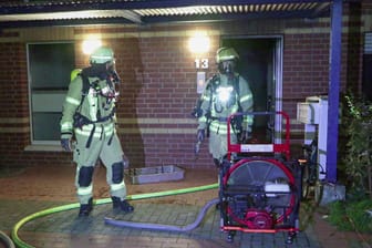 Der Feuerwehrleitstelle wurde um kurz vor halb drei in den Morgenstunden ein Wohnungsbrand in einem Gebäude auf dem Volkardeyer Weg gemeldet. Daraufhin wurde umgehend der zuständige Löschzug Flughafenstraße und Münsterstraße alarmiert. Bei Eintreffen der Feuerwehrkräfte an der Einsatzstelle waren mehrere Bewohner bereits vor dem Gebäude. Sofort wurde durch den Einsatzleiter nicht nur die Menschenrettung, sondern auch die Brandbekämpfung eingeleitet. Im weiteren Einsatzverlauf sind 10 Personen und ein Hund aus dem Gefahrenbereich über Leitern der Feuerwehr gerettet und schnell dem Rettungsdienst übergeben worden. Von den 10 Menschen wurden 6 über Drehleitern und 4 über tragbare Leitern gerettet. Dank des beherzten Eingreifens der Feuerwehrkräfte stand nach eingehender Untersuchung aller geretteten und betroffenen 17 Menschen durch den Rettungsdienst bzw. dem Notarzt fest, dass sich zum Zeitpunkt dieser Pressemeldung keiner der Untersuchten verletzt hat und somit sich weitere medizinische Maßnahmen erübrigten.