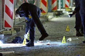 Kriminaltechniker sichern am Tatort der tödlichen Messerattacke auf zwei Touristen Spuren (Archivbild):