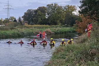 Die DLRG sucht in der in der Ilmenau im Landkreis Lüneburg: Die Aufnahme entstand wenige Minuten vor dem Auffinden des Leichnams.