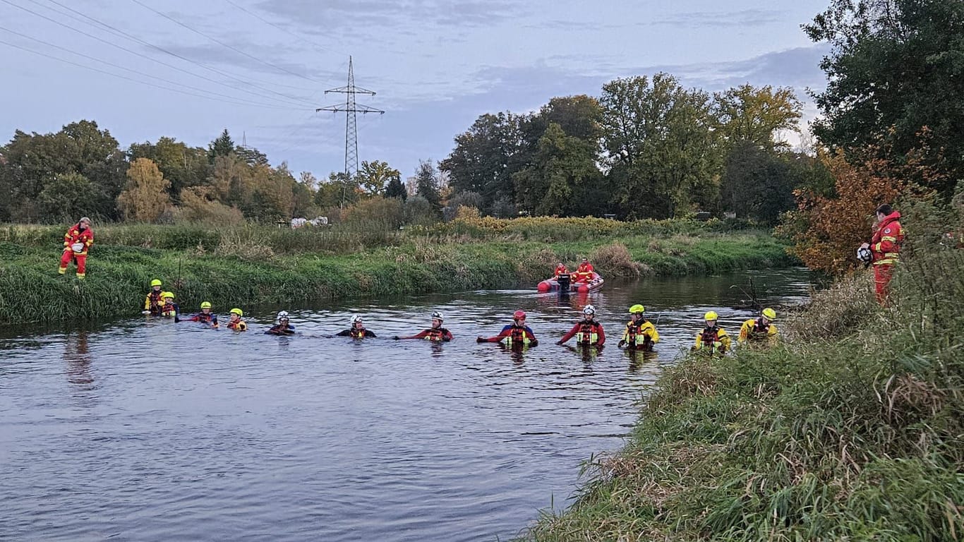 Die DLRG sucht in der in der Ilmenau im Landkreis Lüneburg: Die Aufnahme entstand wenige Minuten vor dem Auffinden des Leichnams.