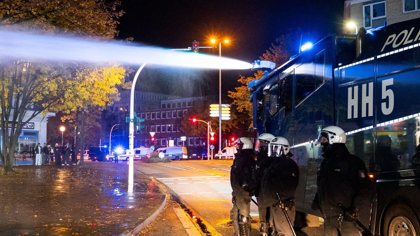 Ein Wasserwerfer wird im Stadtteil Harburg während Ausschreitungen eingesetzt (Archivbild): In der Halloween-Nacht 2023 war es in Hamburg zu Ausschreitungen gekommen.