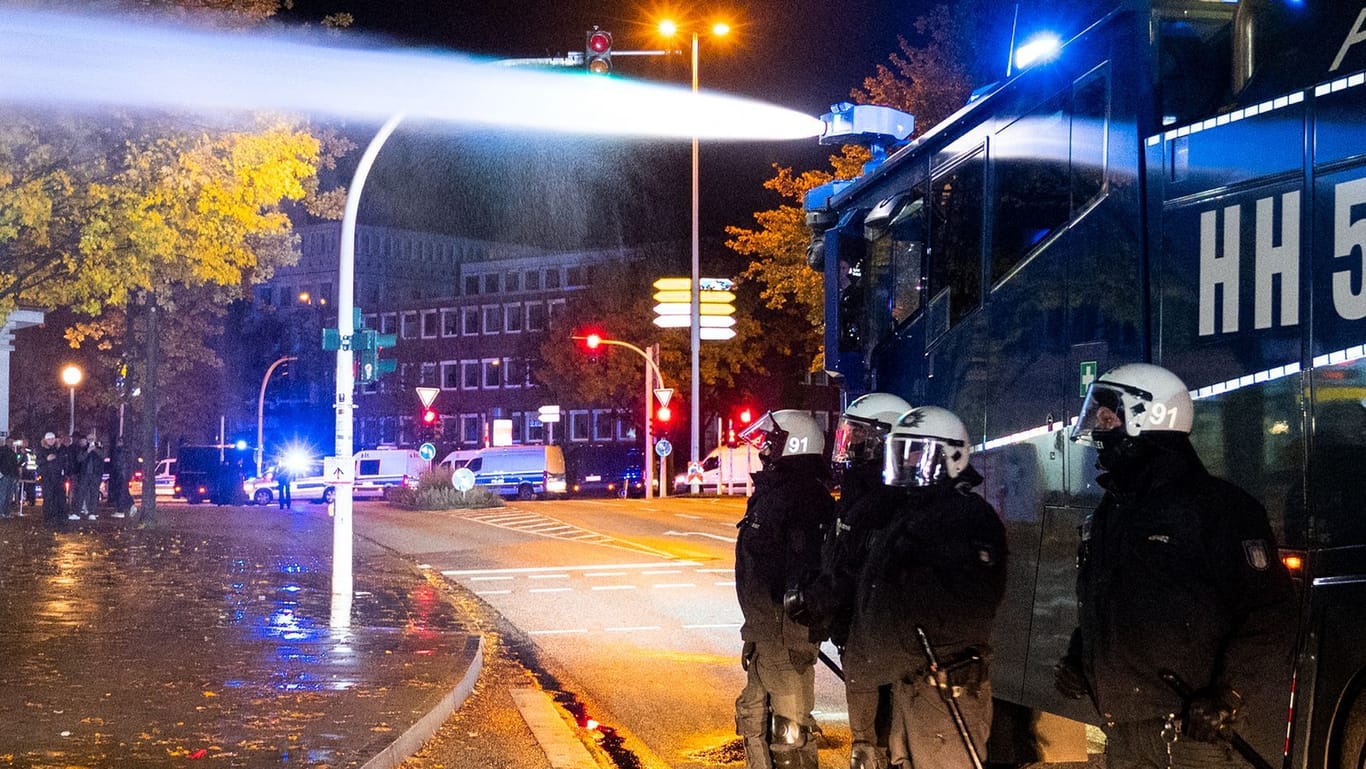 Ein Wasserwerfer wird im Stadtteil Harburg während Ausschreitungen eingesetzt (Archivbild): In der Halloween-Nacht 2023 war es in Hamburg zu Ausschreitungen gekommen.