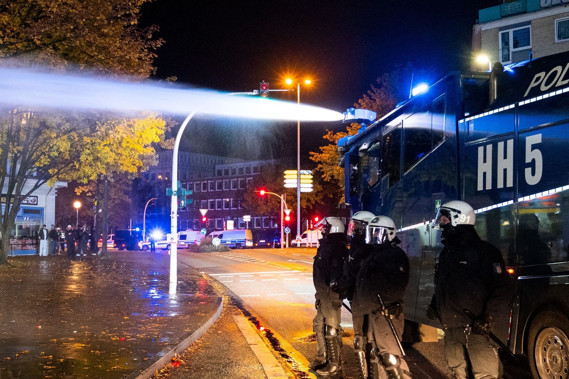 Ein Wasserwerfer wird im Stadtteil Harburg während Ausschreitungen eingesetzt (Archivbild): In der Halloween-Nacht 2023 war es in Hamburg zu Ausschreitungen gekommen.