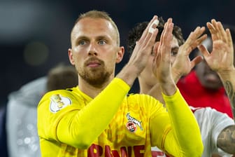 Marvin Schwäbe feiert den Erfolg seines 1. FC Köln im DFB-Pokal.