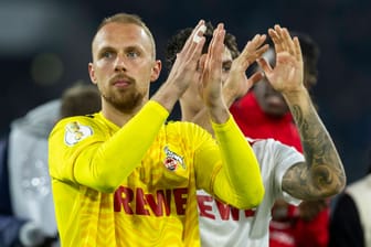 Marvin Schwäbe feiert den Erfolg seines 1. FC Köln im DFB-Pokal.