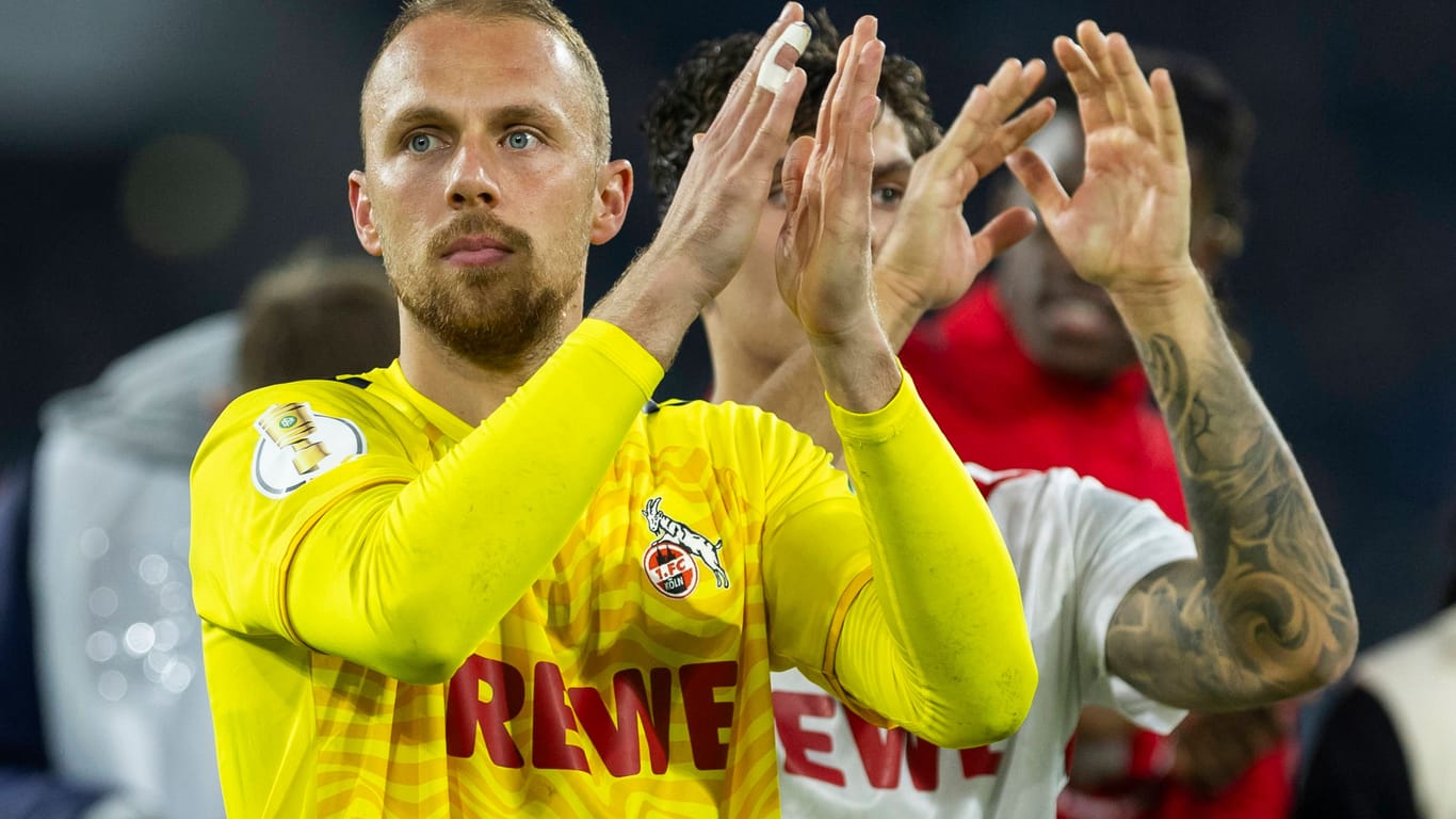 Marvin Schwäbe feiert den Erfolg seines 1. FC Köln im DFB-Pokal.