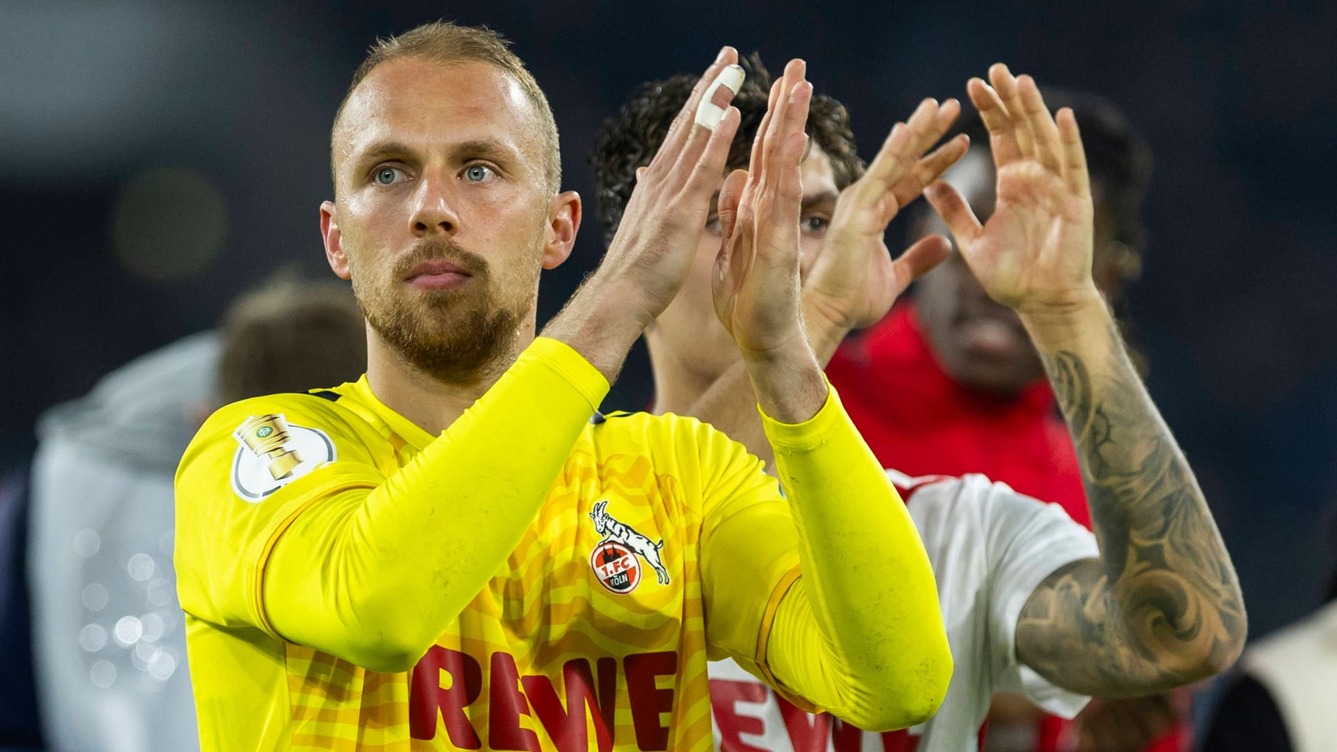 Marvin Schwäbe feiert den Erfolg seines 1. FC Köln im DFB-Pokal.