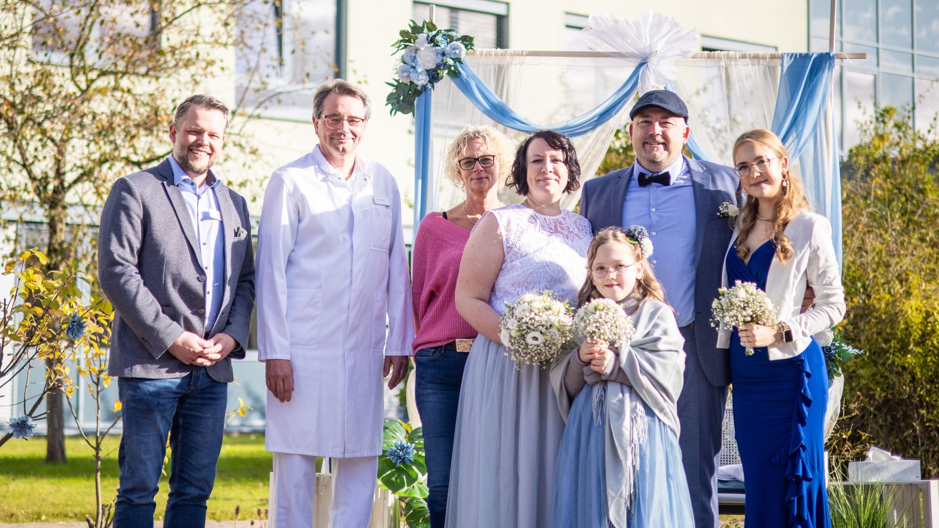 Dennis Holtz, Dr. Michael Stalp und Claudia Frese von der Nienburger Helios Klinik mit dem Brautpaar Mareike Krüger und Mirko Wesoly und deren Kindern Martha und Amélie: Die Hochzeit fand an der Klinik statt.