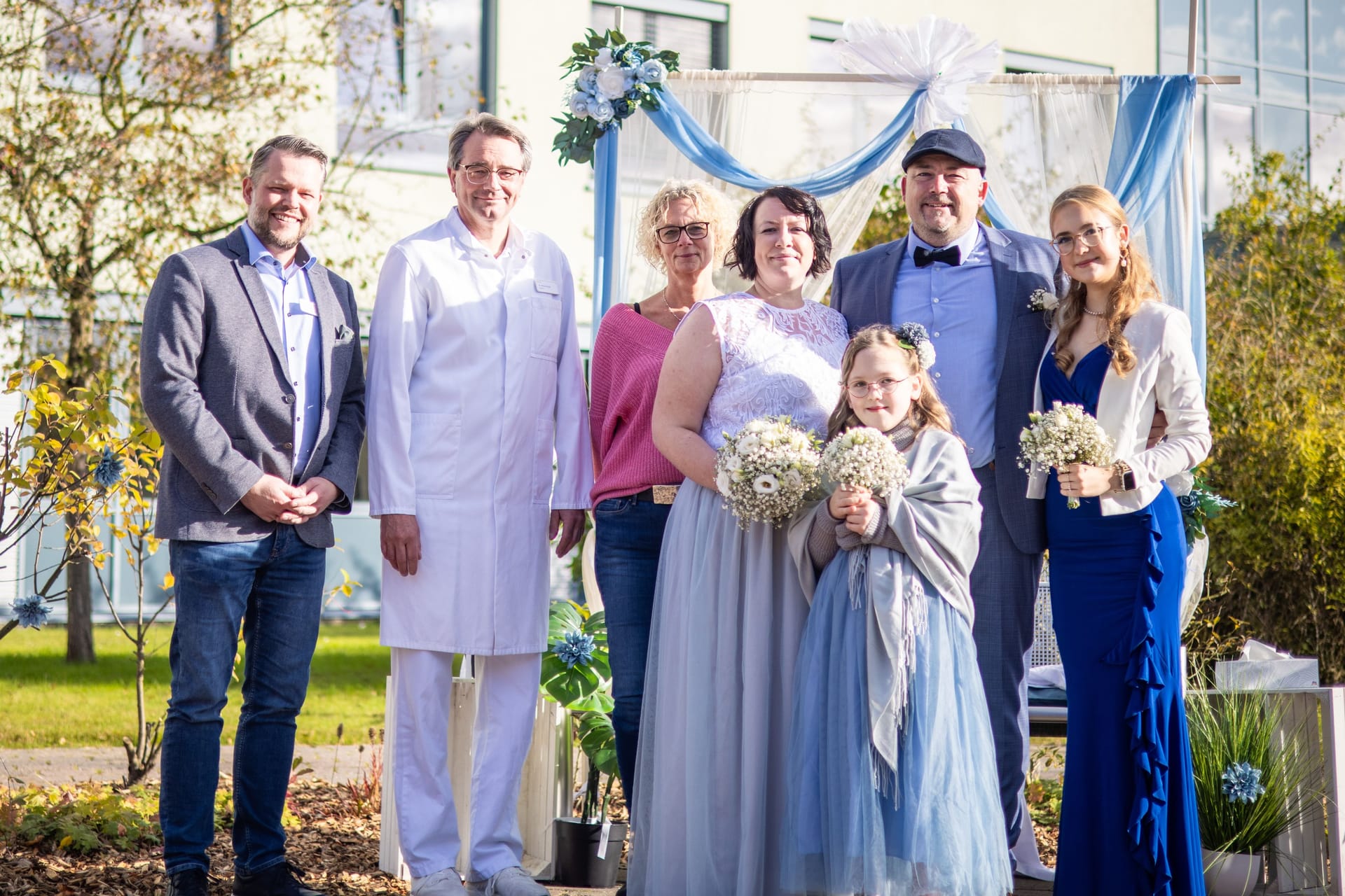 Dennis Holtz, Dr. Michael Stalp und Claudia Frese von der Nienburger Helios Klinik mit dem Brautpaar Mareike Krüger und Mirko Wesoly und deren Kindern Martha und Amélie: Die Hochzeit fand an der Klinik statt.