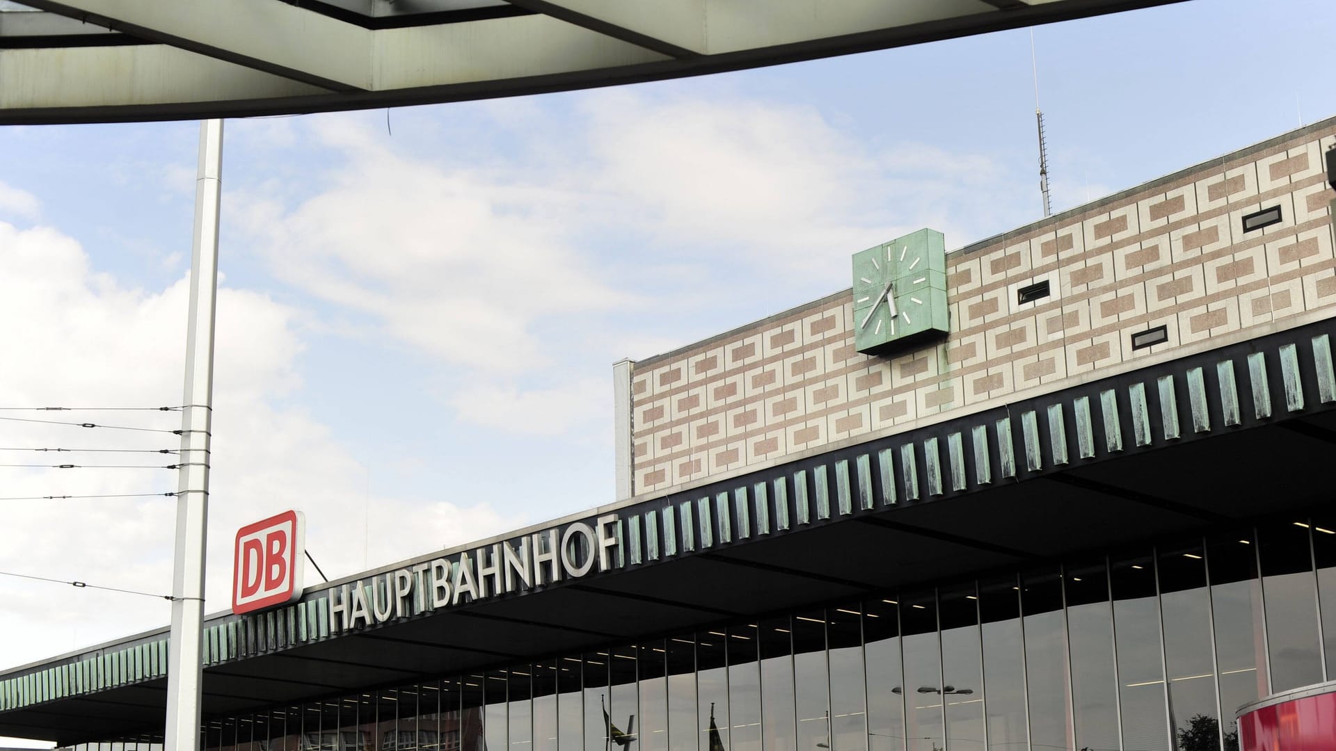 Eingang zum Empfangsgebäude des Hauptbahnhofs Braunschweig. (Symbolfoto)