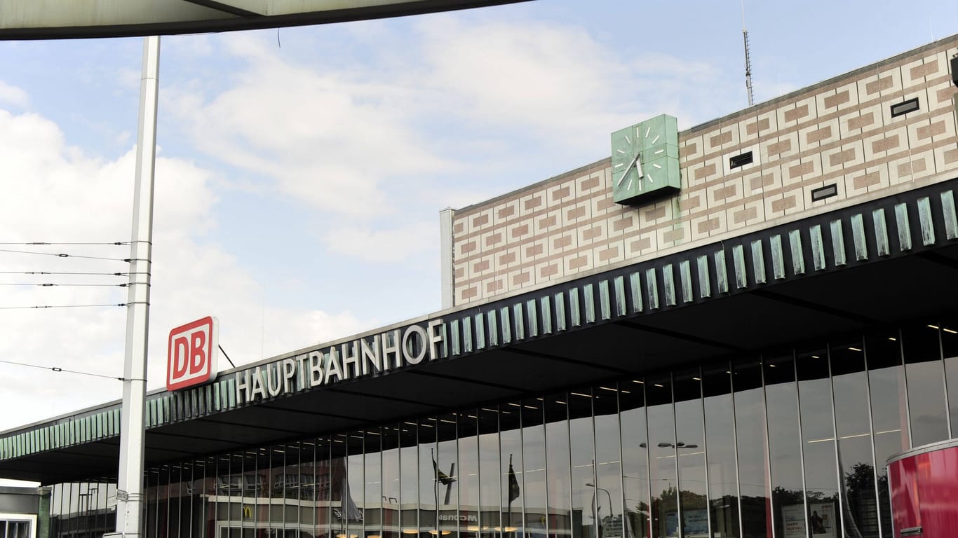 Eingang zum Empfangsgebäude des Hauptbahnhofs Braunschweig. (Symbolfoto)