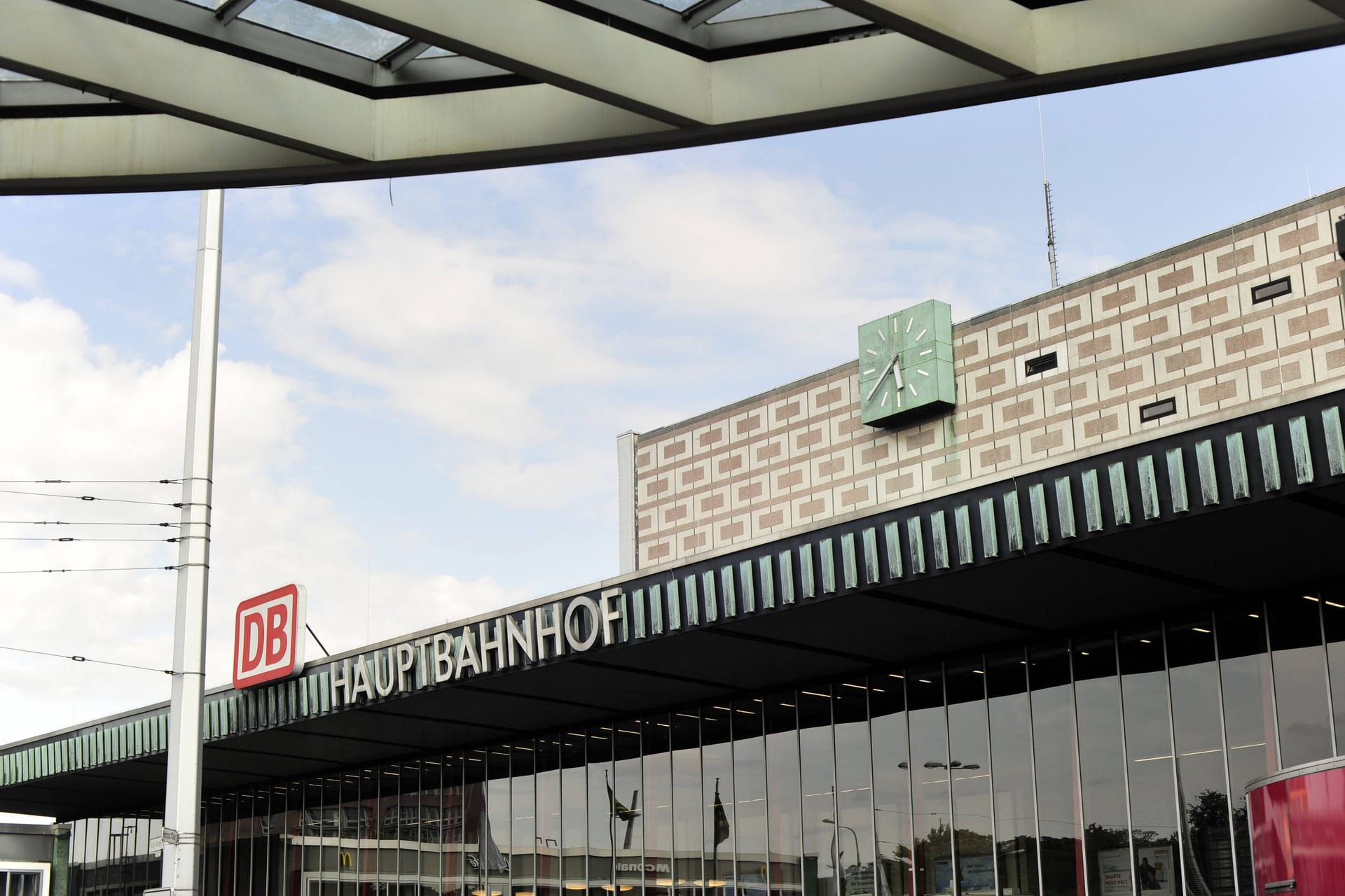 Eingang zum Empfangsgebäude des Hauptbahnhofs Braunschweig. (Symbolfoto)