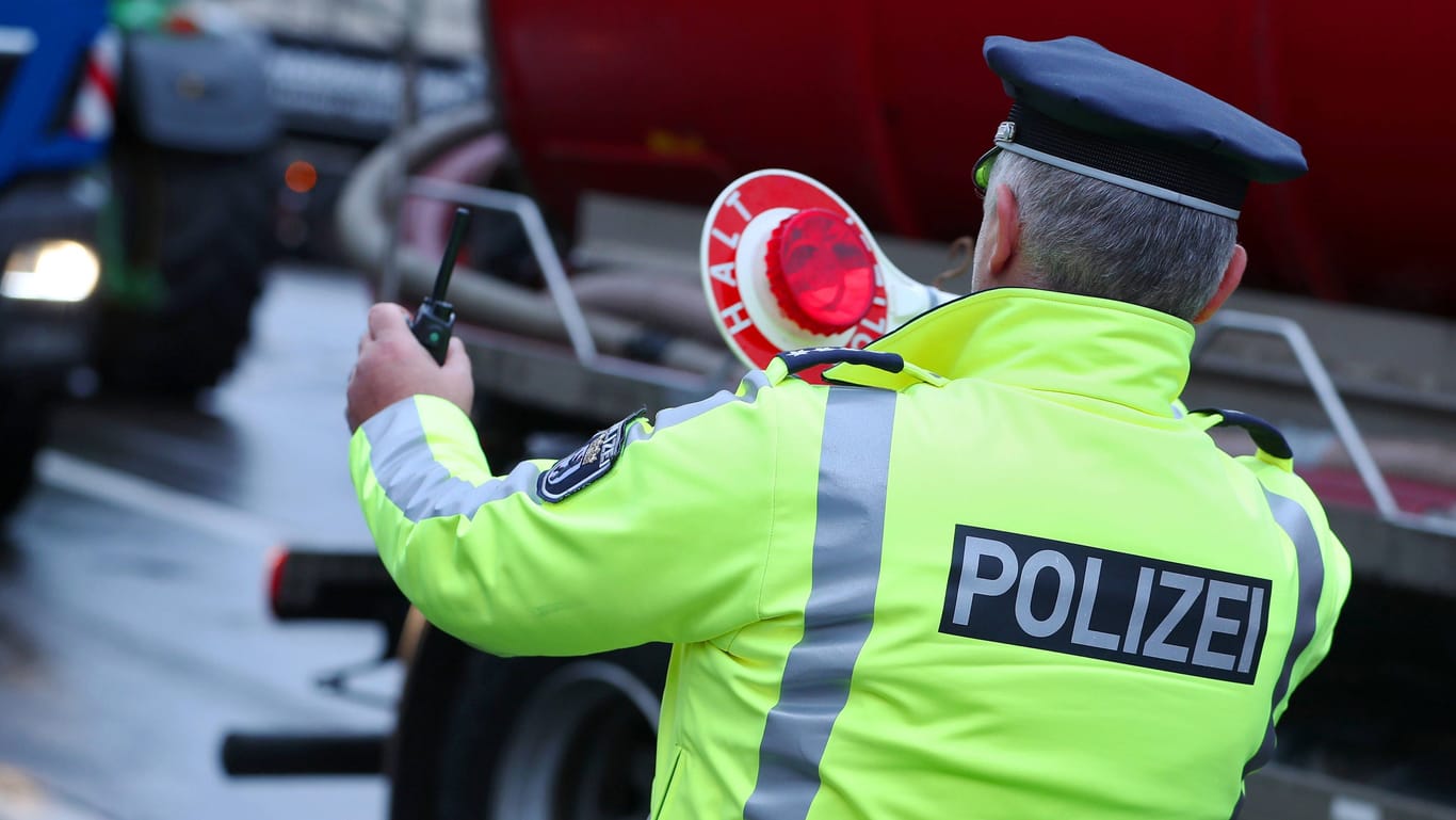 15.01.2024, Berlin, Polizeieinsatz Schriftzug in Nahaufnahme. Polizisten in gelber Leuchtjacke bei einer Verkehrskontrolle Berlin Deutschland