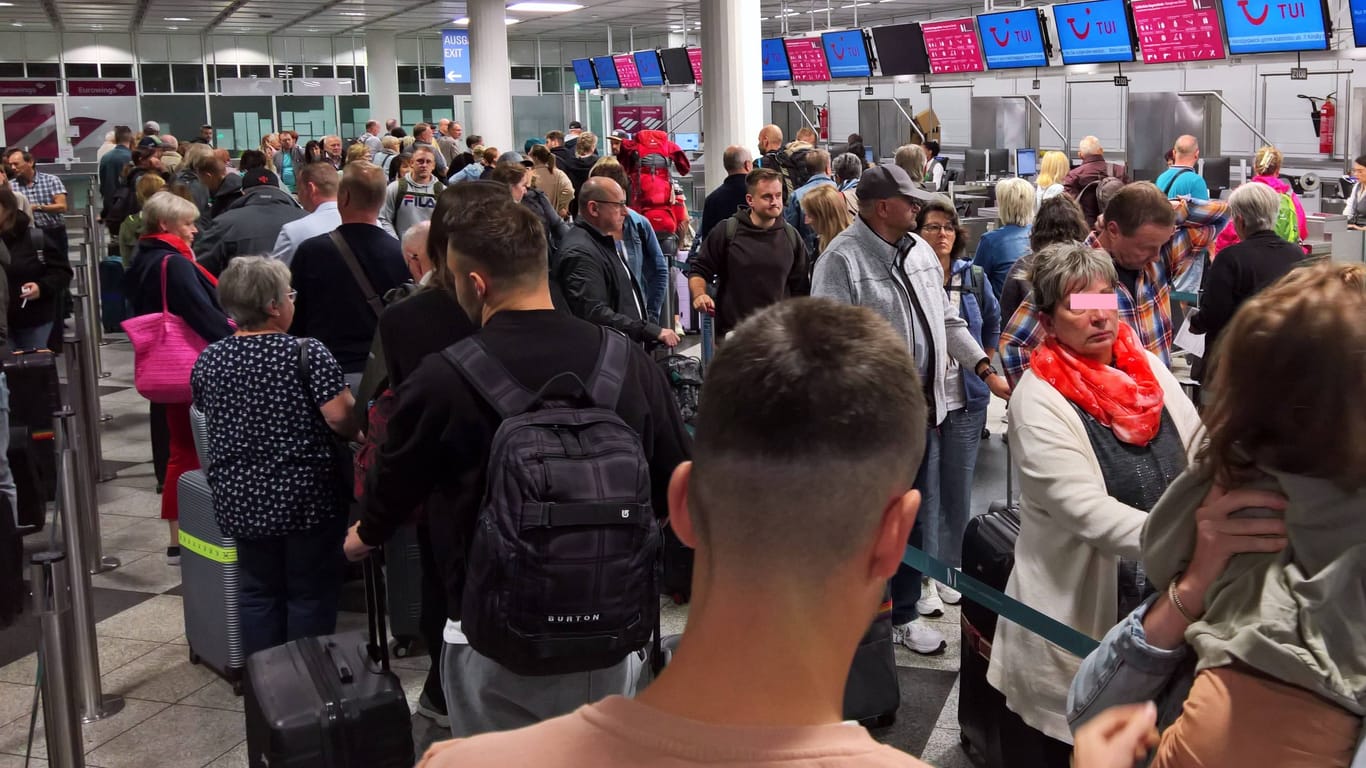 Lange Schlangen vor den Terminals (Archivbild): Am Donnerstag mussten Reisende stundenlang warten, um überhaupt ins Flughafengebäude zu gelangen.